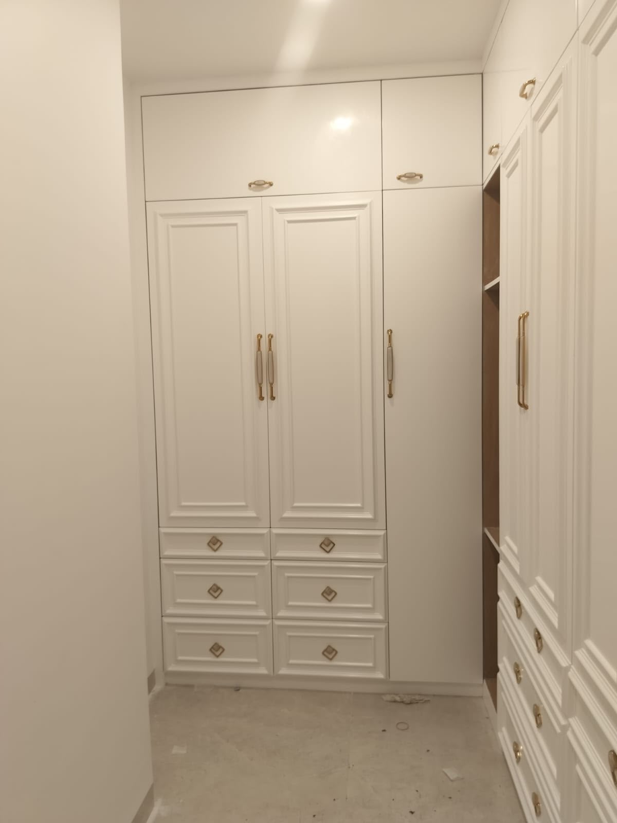 Contemporary Floor-to-Ceiling Wardrobe (W3)
